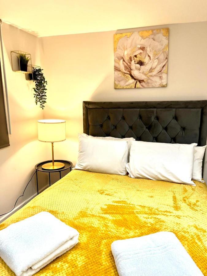 Golden Residences - Oakway Feltham 외부 사진